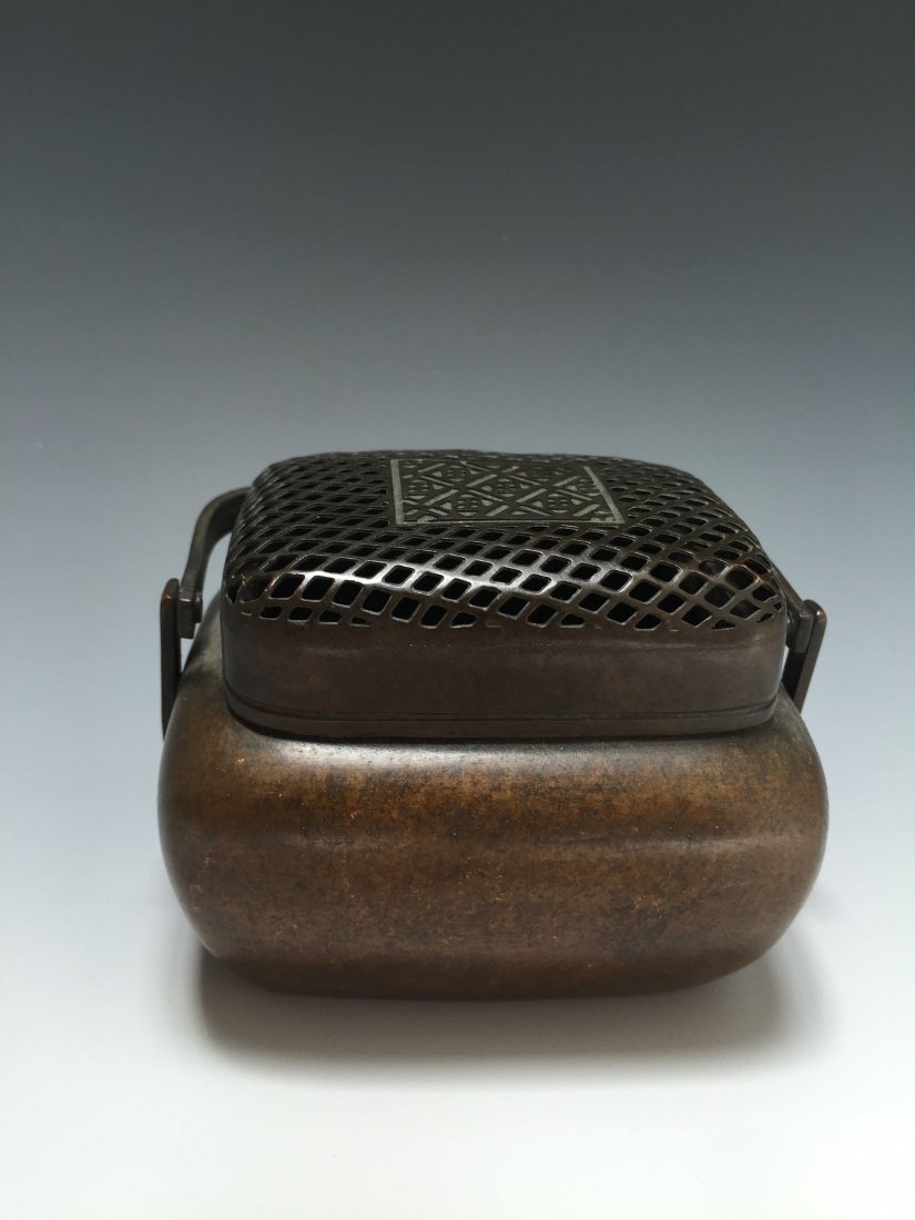 CHINESE ANTIQUE HARDWOOD INCENSE BURNER: NO RESERVE ON THIS LOT! CHINESE ANTIQUE HARDWOOD INCENSE BURNER 4.8cm x 11cm