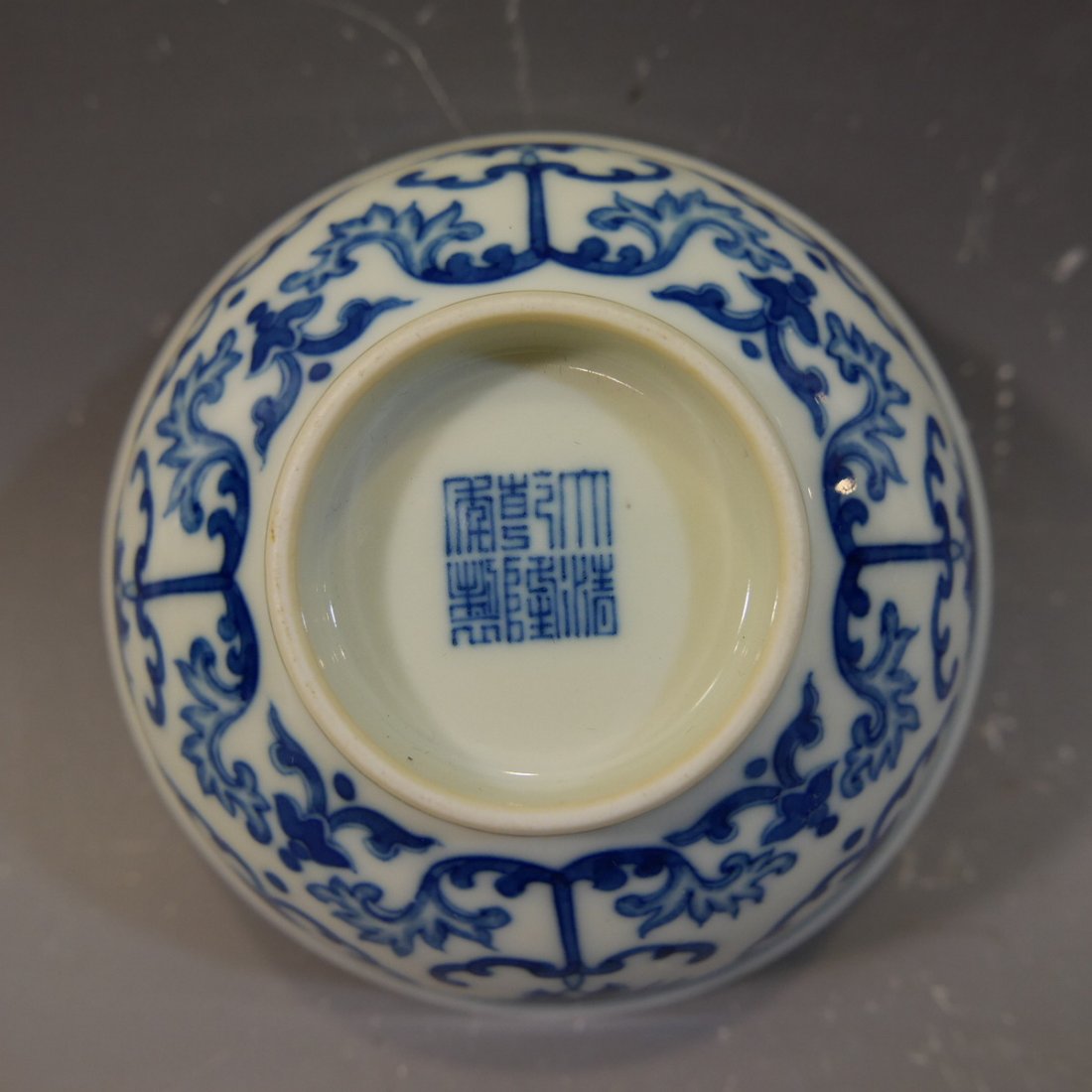 ANTIQUE CHINESE BLUE WHITE PORCELAIN BOWL - QIANGLONG: NO RESERVE ON THIS LOT! ANTIQUE CHINESE BLUE WHITE PORCELAIN BOWL - QIANGLONG MARK. 12.2 CM WIDE, 6 CM TALL. PROVENANCE - POTOMAC MD ESTATE