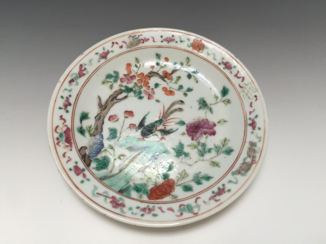 CHINESE ANTIQUE FAMILLE-ROSE PLATE, TONGZHI MARKED: NO RESERVE ON THIS LOT! FIRST BID AT STARTING PRICE MAY GET IT. CHINESE ANTIQUE FAMILLE-ROSE PLATE, TONGZHI MARKED PERIOD. W: 15cm