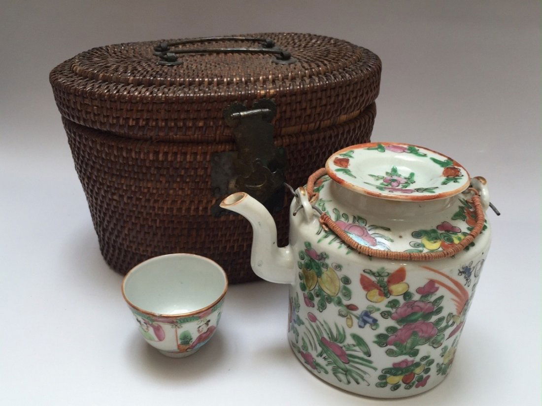 A CHINESE ANTIQUE ROSE MEDELLION TEAPOT AND CUP, 19TH: NO RESERVE ON THIS LOT! FIRST BID AT STARTING PRICE MAY GET IT. A CHINESE ANTIQUE ROSE MEDELLION TEAPOT AND CUP, 19TH CENTURY . H: 5 1/2in. 14cm