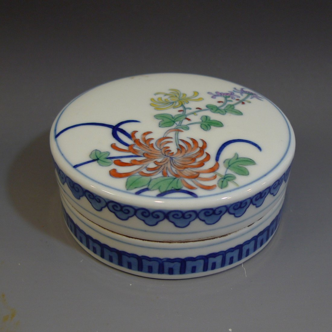 ANTIQUE CHINESE DOUCAI PORCELAIN BOX - YONGZHENG MARK (1 of 5)
