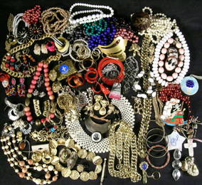 1336: Lot Costume Jewelry Rings Brooches Chains