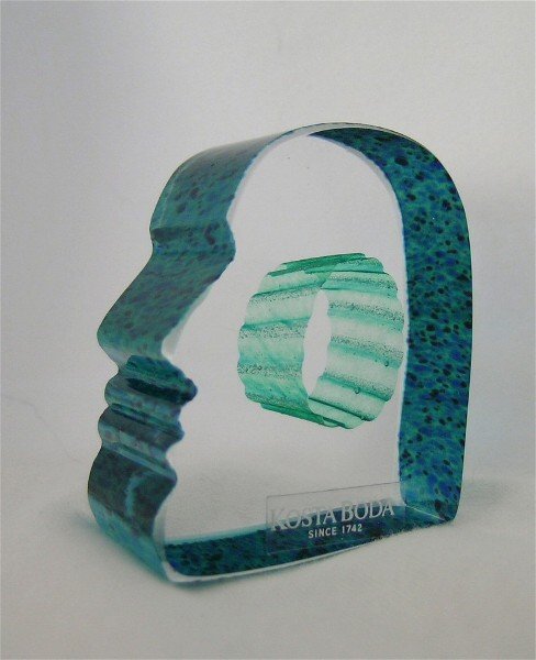 Art Glass Mans Mind Kosta Boda Vallien: Fanciful head, with an inlaid green ear. The outer edge has a green net with a cellular pattern. Signed and Designed by Bertil Vallien, one of the great names in Art Glass, internationally recognized