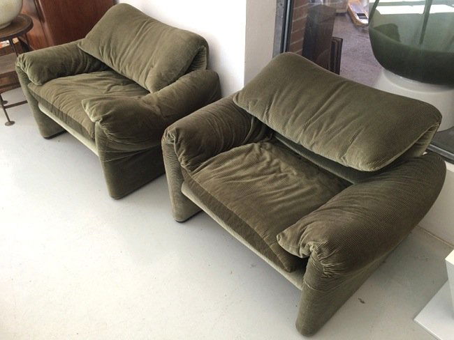 Cassina, two armchairs Maralunga (1 of 4)