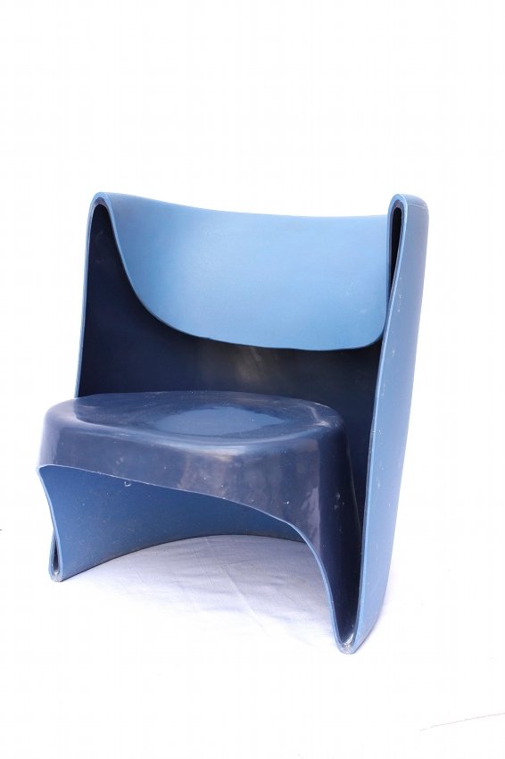 Ron Arad, Cappellini, armchair: Ron Arad, Nino Rota chair, in blue, twin walled rotor moulded plastic, stamped on reverse. Ron Arad, Cappellini, poltrona in plastica Nino Rota. Bibliographie : "Ron Arad talks to Matthew Collings" Ed