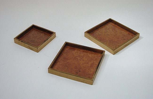 Gabriella Crespi, Set three bowls: Set three squared bowls. Brass and brier-root wood. Original signed. Gabriella Crespi, 1970 ca. Dimensions: 20 x 20 cm - 20 x 20 cm - 15 x 15 cm. H 3 cm. Gabriella Crespi, set di tre ciotole quadrate.