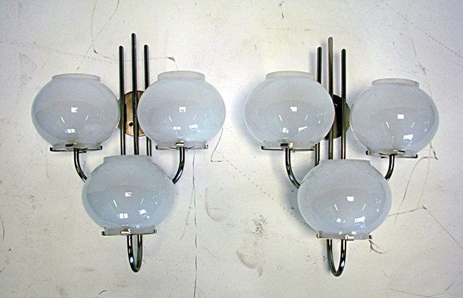 Gino Sarfatti (attr.), Arteluce, Wall lamps: Two wall lamps with metal structure and satinized glass diffusor. Gino Sarfatti (attr.), Arteluce, 1960 ca. Dimensions: h 50 cm width 41 cm cm diameter balls 18 cm Sarfatti, Arteluce, coppia appliques