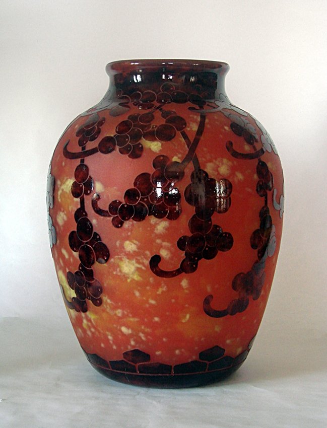 Charles Schneider, Glass Vase: Glass vase signed "Le verre Francais". Acid engraving. Charles Schneider, 1920 ca. Dimensions: h 13,7", width 11,8" Vaso in vetro firmato "Le verre Francais" e "Charder". Anni 20. Disegno grappolo d'u