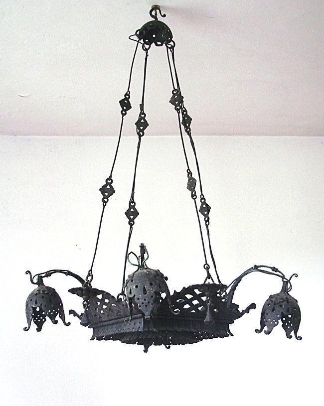 Alessandro Mazzucotelli, ceiling lamp: Handle wrought iron ceiling lamp. Italian Manufacture, 1910 ca.Dimensions: h 37,4”, 19,6” x 19,6” Manifattura Italiana. Lampada a sospensione in ferro battuto a mano. 1910 ca. Dimensioni: h 95cm