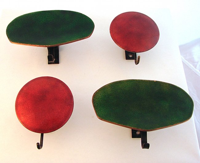 Paolo de Poli, four coat hangers: Four coat hangers. Iron and varnished copper. Paolo De Poli, 1950 ca. Dimensions: green - 5,9'' x 3,7'', red - 3,9'' x 3,5''. Paolo de Poli 1950 ca. Quattro appendiabiti da muro in ferro e rame smalta