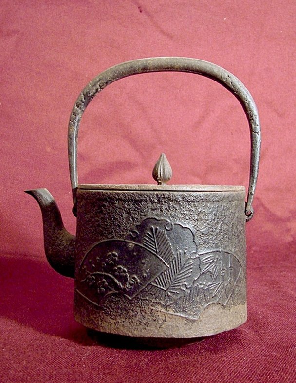 Chinese Manufacture, teapot: Cast iron teapot, China, 1800 ca. Dimensions: 20 cm (7,9") . Teiera ghisa cinese, secolo XIX. Dimensioni: 20 cm