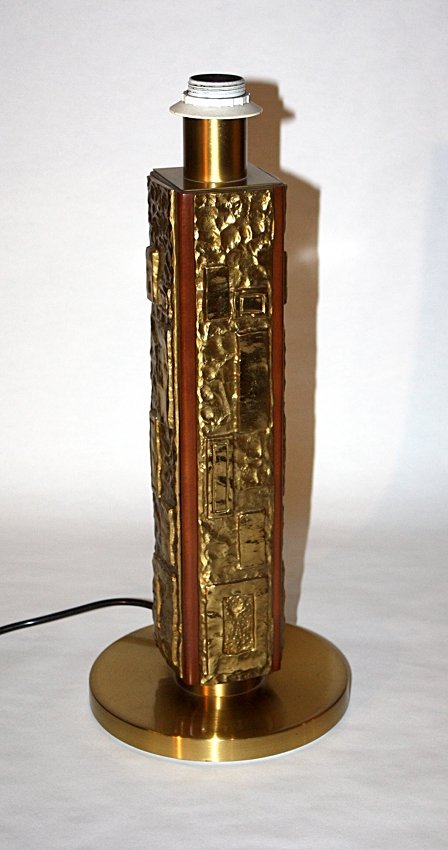 Esperia, Angelo Brotto, table lamp: Wooden table lamp with brass fusion. Signed Brotto. Esperia Production, 1970 ca. Dimensions: h 50 cm, base diameter 20 cm. Angelo Brotto, lampada da tavolo in legno e fusioni di ottone. Firma impressa