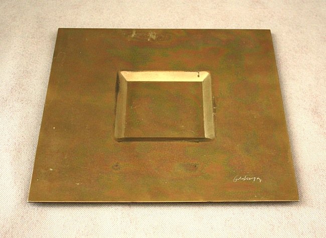 Carlo Scarpa, Cleto Munari, centrepiece: Golden metal centrepiece. Carlo Scarpa, Cleto Munari, 1970 ca. Dimensions: 27,5 x 27,5 cm Carlo Scarpa, Centrotavola in metallo dorato. Prod. Cleto Munari. 1970 ca.