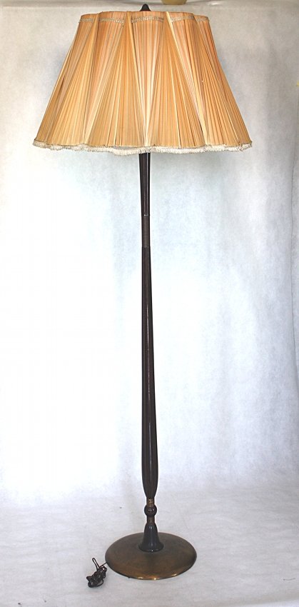 Stilnovo, floor lamp: Mahogany and brass floor lamp. Stilnovo, 1950 ca. Literature: Rivista Domus n.350. Dimensions: 184 cm (72,4"), diametro 60 cm (23,6"). Stilnovo. Lampada da terra. Legno di mogano, ottone. Dimensioni: