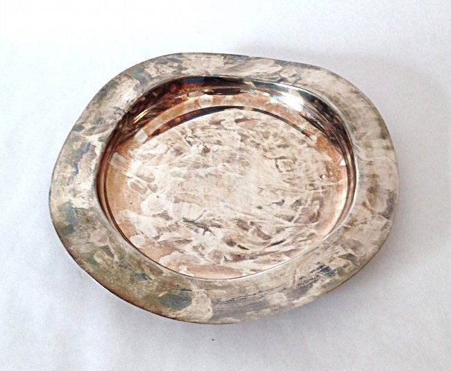 Lino Sabattini, Tray: Lino Sabattini. Tray. Silverplate. Vassoio in metallo argentato. Dimensioni: Diametro 37 cm(14,5''), h 4 cm (1,6''). Firmato sotto la base.