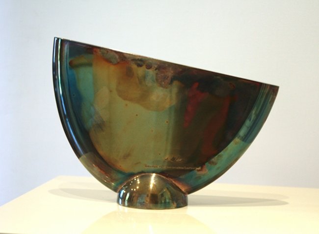 Lino Sabattini, vase: Lino Sabattini. Eclissi uno. Silverplate vase. Signed on the metal. Vaso in metallo argentato. Dimensioni: h 22 cm (8,6"), l 30 cm (12"). Firmato sul metallo.Â