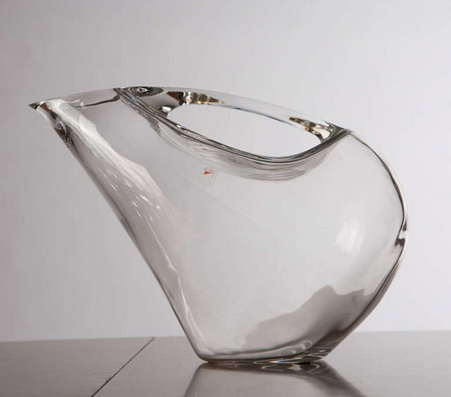 Colle, A. Mangiarotti, pitcher: Angelo Mangiarotti. Anatis. Pitcher. Transparent glass. Label. Versatoio in cristallo trasparente. Dimensioni: h 17 cm (6,7"), l 23 cm (9"). Prod. Colle, 1985. Etichetta.
