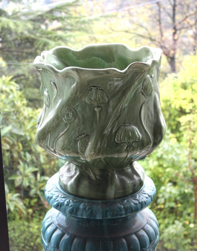 France, vase: France, vase with flower decorations. Clemente Massier style. 1900 ca. Dimensions: h 36 cm x 34 cm. Francia, Vaso con decorazioni floreali. Stile Clement Massier. 1900 ca. Dimensioni: h 36 cm x largh