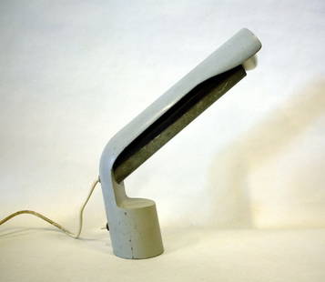 Fontana Arte, table lamp: Richard Carruthers, Fontana Arte, Pugno table lamp. Lacquered metal, brass. Dimensions: h 35 cm. Fontana Arte, lampada da tavolo Pugno. Richard Carruthers. Dimensioni: h 35 cm.