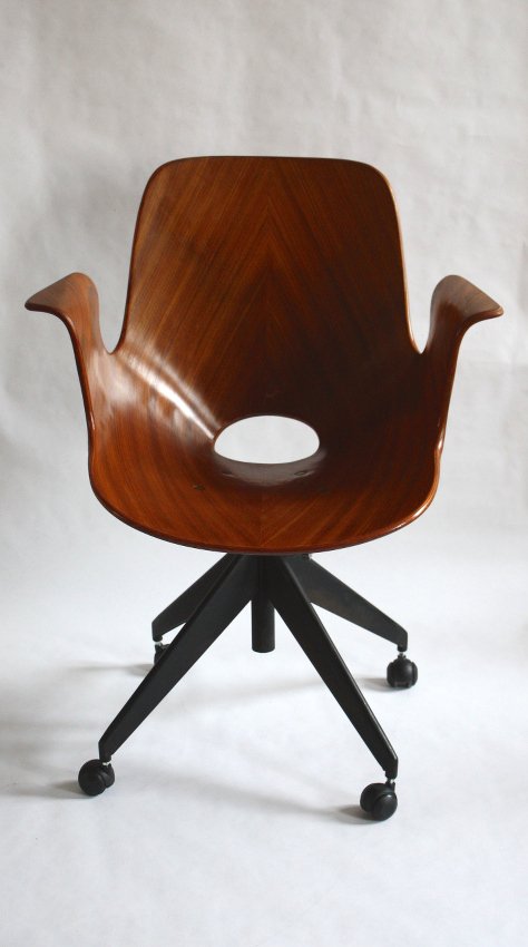 Vittorio Nobili, Tagliabue, Medea chair: Adjustable chair Medea. Vittorio Nobili production Fratelli Tagliabue, 1950’s. Plywood and painted iron, version with armrests. Dimension: W 62 cm / D 54 cm / H 81 cm . Sedia regolabile Medea. Vitto