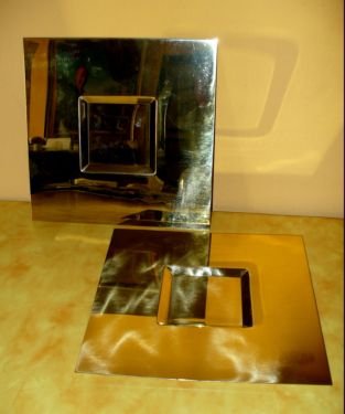 Carlo Scarpa, Cleto Munari, Centrepieces: Two centrepieces. Varnished metal. Carlo Scarpa, Cleto Munari, signed Carlo Scarpa. Coppia di posaceneri di Carlo Scarpa. Produzione Cleto Munari. Ottone lucidato a specchio. Misura cm.25x25. Firma in