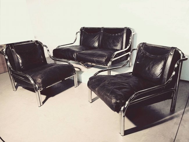 Gae Aulenti, sofa and armchairs Stringa: Gae Aulenti, sitting room composed by a sofa and two armchairs, leather and steel structure. Model Stringa, Poltronova, 1965. Gae Aulenti, salotto mod. Stringa prodotto per Poltronova composto da diva
