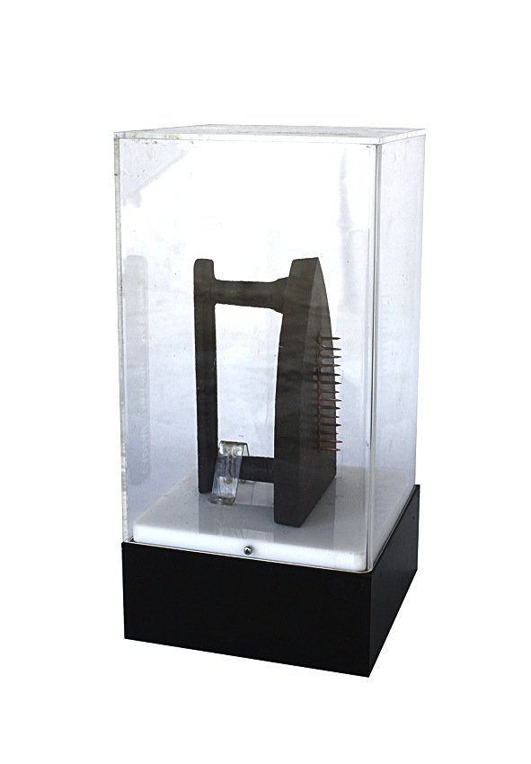 Man Ray, Cadeau: Man Ray, iron sculpture. Limited editions. Plastic case. Signed on the metal. Man Ray. Cadeau. Scultura in ferro in serie limitata. Teca in plastica. Dimensioni teca: 32 x 16 x 16 cm (12,59" x 6,3" x 