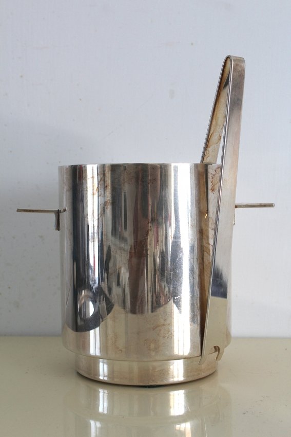 Lino Sabattini, ice bucket and pliers: Ice bucket and pliers. Silverplate. Lino Sabattini, Christofle, Gallia, 1960 ca. Lino Sabattini. Secchiello da ghiaccio e pinza. Metallo argentato. Dimensioni: h 14,5 cm (5,7"), larghezza 18 cm (7,08"