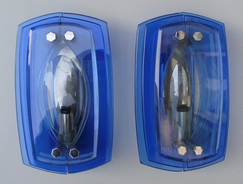 Veca, two wall lamps: Veca, two wall lamps; blue glass. 1970 ca. Coppia di lampade da parete ditta VECA. Anni '70.Vetro azzurro/blu. Ottime condizioni. Etichetta VECA al retro. Dimensioni: H. cm. 20.