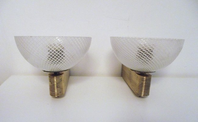 Italian Manufacture, pair of wall lamps: Italian Manufacture, pair of wall lamps; brass and blown glass. 1940 ca. Manifattura italiana, coppia di lampade da parete in ottone e vetro soffiato a reticello. 1940 ca. Dimensioni: cm 22 x 16,5