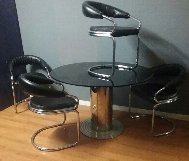 Giotto Stoppino, table and chairs: Giotto Stoppino, table and four chairs. Chromed metal. 1970 ca. Dimensioni: tavolo diametro cm 120 h cm 75 seduta: cm 50 x cm 60 x cm 70