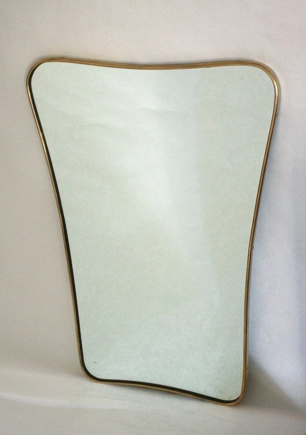Italian Manufacture, wall mirror: Italian manufacture. Wall mirror. Mirrored glass, brass. Dimensions: 28,34" x 20,27". Manifattura italiana. Specchio da parete con cornice in ottone. Dimensioni: 72 x 51,5 cm