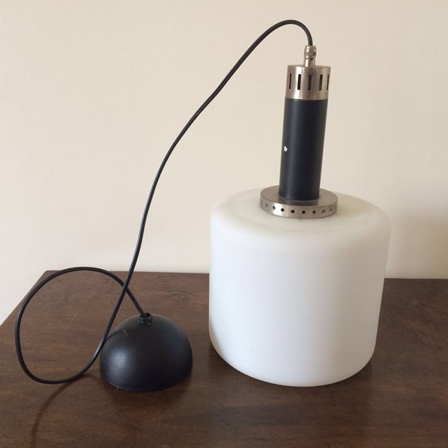 Stilnovo, ceiling lamp: Stilnovo, lampada a sospensione in metallo verniciato e cromato, diffusore in vetro bianco. Dimensioni: h totale 37,5 cm, struttura 17 cm, diam 20 cm