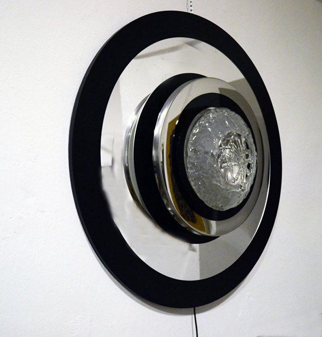 A. Brotto, Wall Light Panel, Esperia: Pannello da muro luminoso design Angelo Brotto per Esperia anni '70. Base in legno laccato, specchio, paralume in vetro di Murano. Diam cm 100.