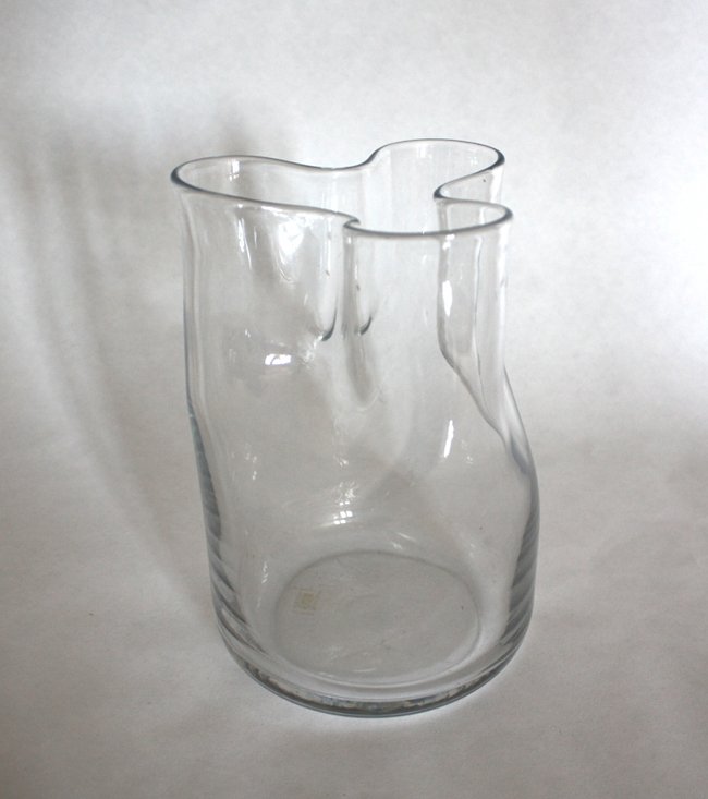 Enzo Mari, Trinidad, Carafe, Danese Ed.: Enzo Mari, glass Trinidad. Danese, original mark. 1969. Dimensions: h 19 cm.Enzo Mari, caraffa trilobata Trinidad. Produzione Danese, 1969. Marchio originale.