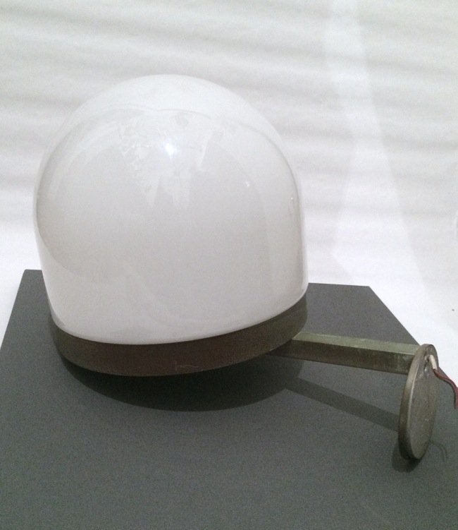 Italian Manufacture, wall lamp: Italian Manufacture, wall lamp. Metal and opalino glass. 1970 ca. Manifattura italiana, lampada da parete anni '70 in metallo e vetro opalino. Dimensioni: prof. 47 cm, diam. Vetro 32 cm