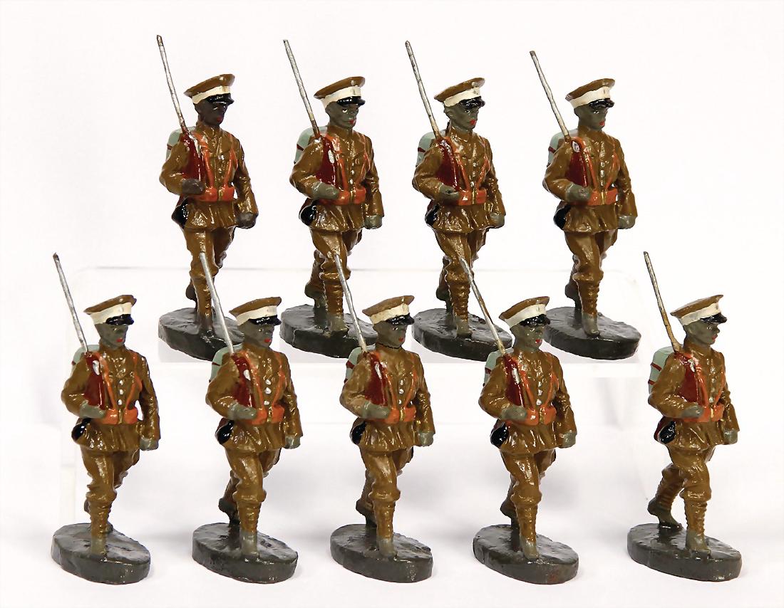 Elastolin, mass, Second World War, 7.5 cm, Abyssinian: Elastolin, mass, Second World War, 7.5 cm, Abyssinian guards figures, with satchel, peaked cap and shouldered gun, condition 1 German Description Elastolin, Masse, 2. Weltkrieg, 7,5 cm, Abessinier Gar