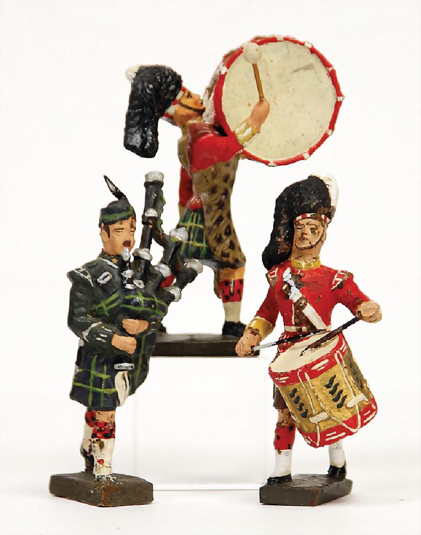 LINEOL mass, 8 cm, drummer, timpanist, bagpiper,: LINEOL mass, 8 cm, drummer, timpanist, bagpiper, condition 2 - 3 German Description LINEOL Masse, 8 cm, Trommler, Paukenschläger, Dudelsackspieler, Zust. 2 – 3