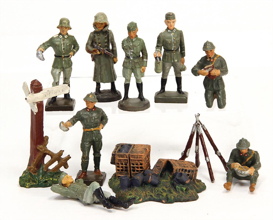 ELASTOLIN & LINEOL camp life, mass, 7.5 cm, 1x: ELASTOLIN &amp; LINEOL camp life, mass, 7.5 cm, 1x ammunition box, 1 pile of guns, 1 sign, condition 2, 2 figures are damaged German Description ELASTOLIN & LINEOL Lagerleben, Masse, 7,5 cm, 1