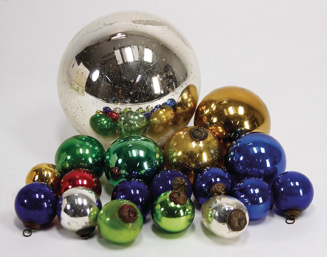 18 pieces Christmas tree decoration, baubles,: 18 pieces Christmas tree decoration, baubles, Biedermeier, 1 x with a diameter of 16 cm, silver, otherwise 4 - 7 cm in diameter, blue, red, green, silver, gold, color&nbsp; is partially a bit&