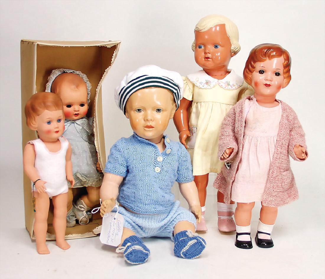 Konv. 5 Celluloid-Puppen, versch. Hersteller, darunter: Konv. 5 Celluloid-Puppen, versch. Hersteller, darunter Celluloid-Baby, von Maar, auf Masse-Körper, 36 cm, im Orig.-Kart., 1 x Bruno Schmidt, gem. 45, 3 x Minerva, Junge, gem. 52, 2 x Mädchen