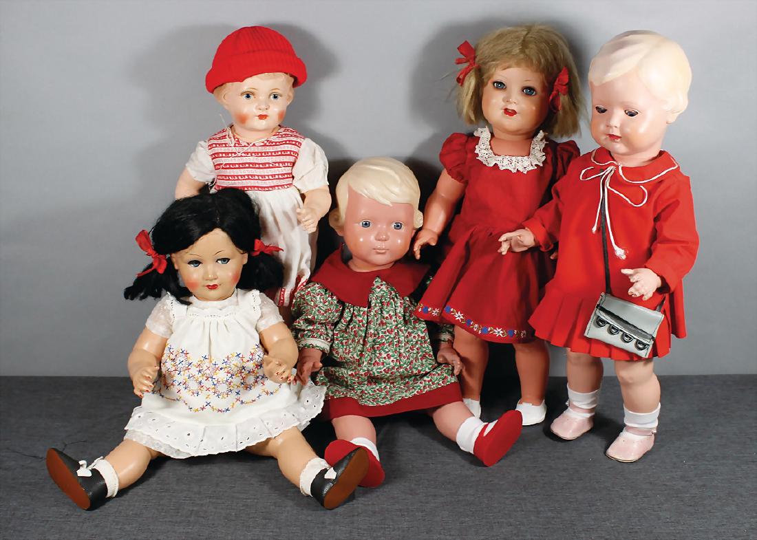 Konv. 5 Celluloid-Puppen, versch. Hersteller, darunter: Konv. 5 Celluloid-Puppen, versch. Hersteller, darunter Schildkröt Christel u. Inge, 56 cm, 1 x Mädchen, gem. 350/49, König & Wernicke 777, Bruno Schmidt, Mädchen, gem. 50, alle