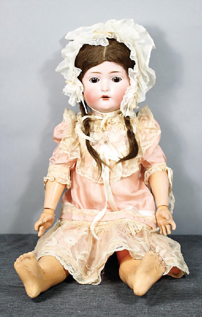 BRUNO SCHMIDT Porzellankopf-Puppe, gem. 13, Brandriss: BRUNO SCHMIDT Porzellankopf-Puppe, gem. 13, Brandriss an der Kopfkrone, davon aber keine weiteren Risse ausgehend, braune Schlafaugen, off. Mund, Zähne, Masse-Gliederkörper, Echthaarperü