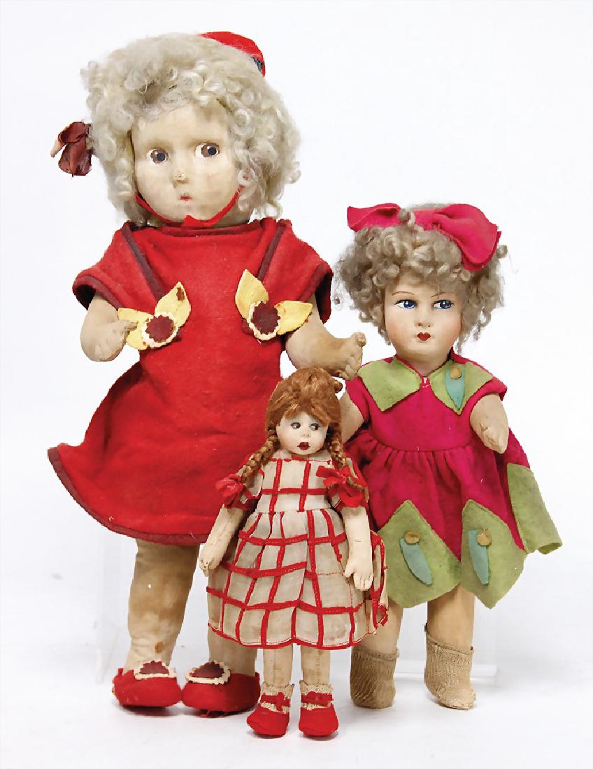 3 Puppen, Typ Lenci, seitl. blickende Augen, alte: 3 Puppen, Typ Lenci, seitl. blickende Augen, alte Kleidung, 22 – 45 cm, 30er Jahre German Description 3 Puppen, Typ Lenci, seitl. blickende Augen, alte Kleidung, 22 – 45 cm, 30er Jahre