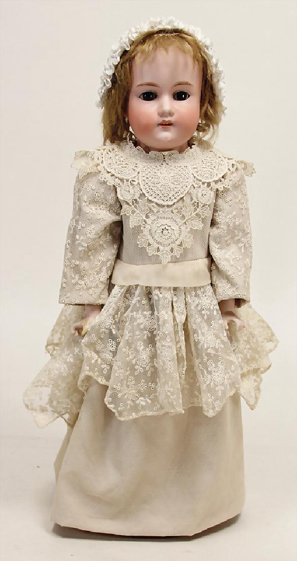 ARMAND MARSEILLE Porzellan-Brustblattkopf-Puppe, gem.: ARMAND MARSEILLE Porzellan-Brustblattkopf-Puppe, gem. 370AM5Dep, braune Schlafaugen, off. Mund, Zähne, Echthaarperücke, auf Stoffkörper, Porzellan-Unterarme, Daumen geklebt, 52 cm, alte