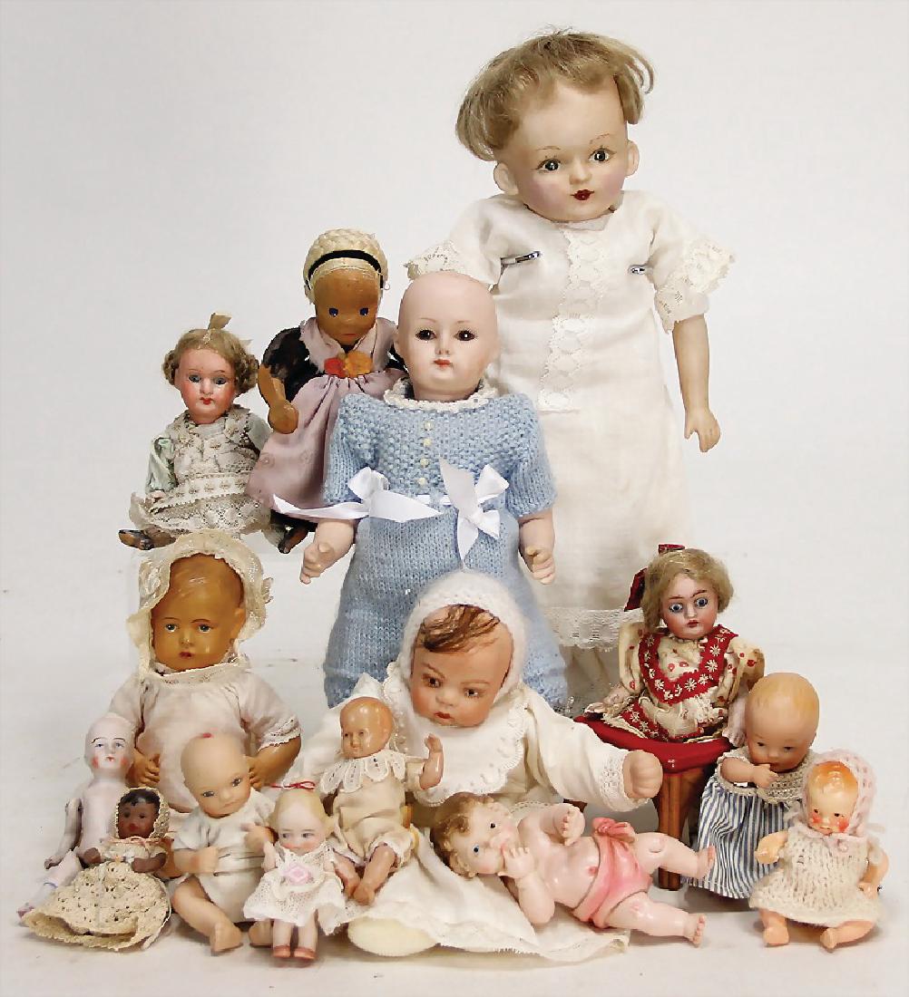 Konv. Puppen, versch. Materialien, darunter 2: Konv. Puppen, versch. Materialien, darunter 2 Celluloid-Babys, 1 x Bruno Schmidt, gem. 16, 1 x kl. Schildkröt Baby, 2 Porzellan-Puppenstuben-Puppen, mit anmodellierten Schuhen u. Strümpfen,