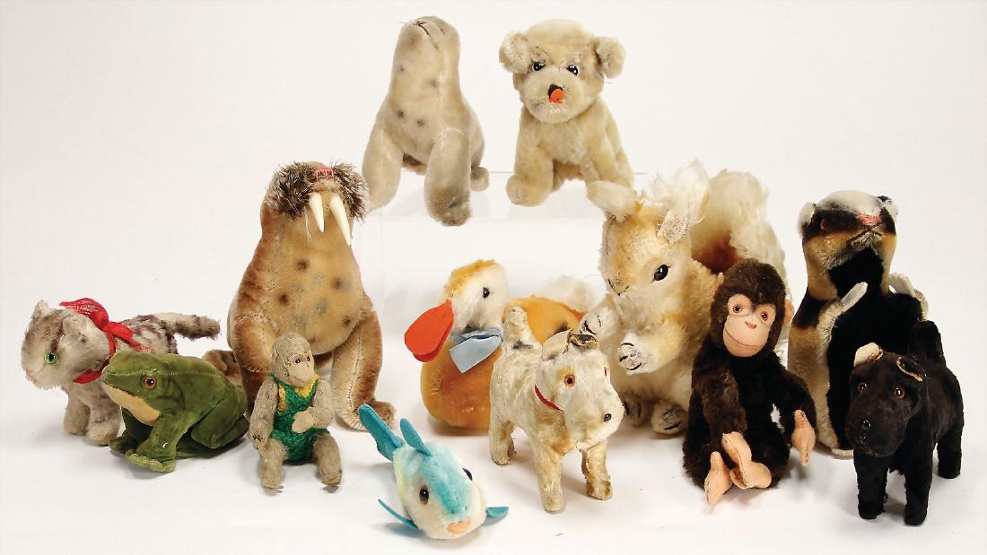 STEIFF Konv. Steiff Tiere, alle bespielt, ohne Knopf,: STEIFF Konv. Steiff Tiere, alle bespielt, ohne Knopf, Schild und Fahne, dazu 2 Kunstplüsch-Hunde, Hersteller?, mit Druckstimme German Description STEIFF Konv. Steiff Tiere, alle bespielt, ohne Kn