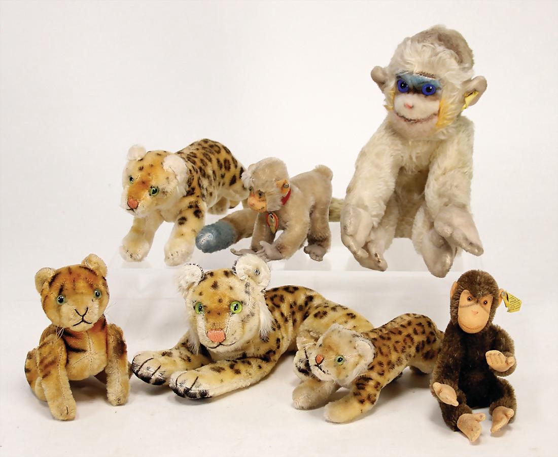 STEIFF Nachkrieg, Konv. Wildtiere, Affe Coco, mit Knopf: STEIFF Nachkrieg, Konv. Wildtiere, Affe Coco, mit Knopf u. Schild, ohne Fahne, Affe, mit Knopf, Fahne verschlissen, Schimpanse, mit Knopf, Fahne verschlissen, Tiger liegend, 23 cm, mit Knopf, Tiger au