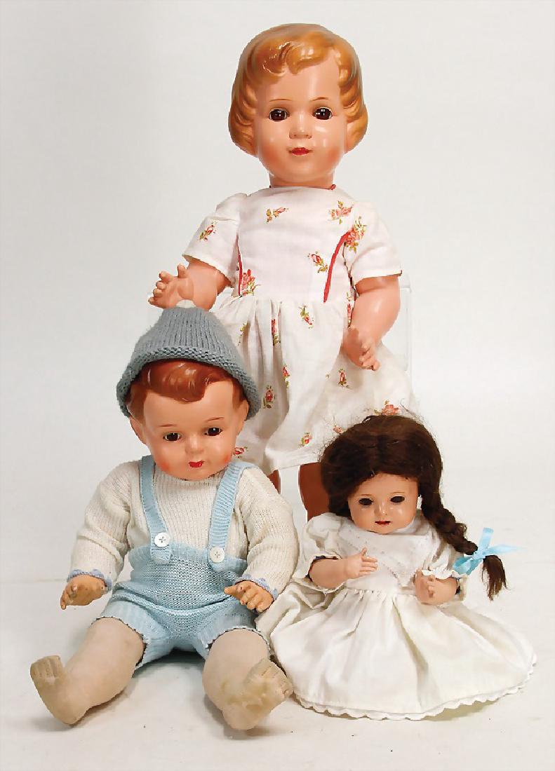 BRUNO SCHMIDT 3 Celluloid-Puppen, 1x Mädchen, gem.: BRUNO SCHMIDT 3 Celluloid-Puppen, 1x Mädchen, gem. 25, blaue Schlafaugen, off. Mund, 2 Zähne oben, Zunge, Echthaarperücke, auf Celluloid-Sitzbabykörper, mit abstehendem Zeh, 25 cm,