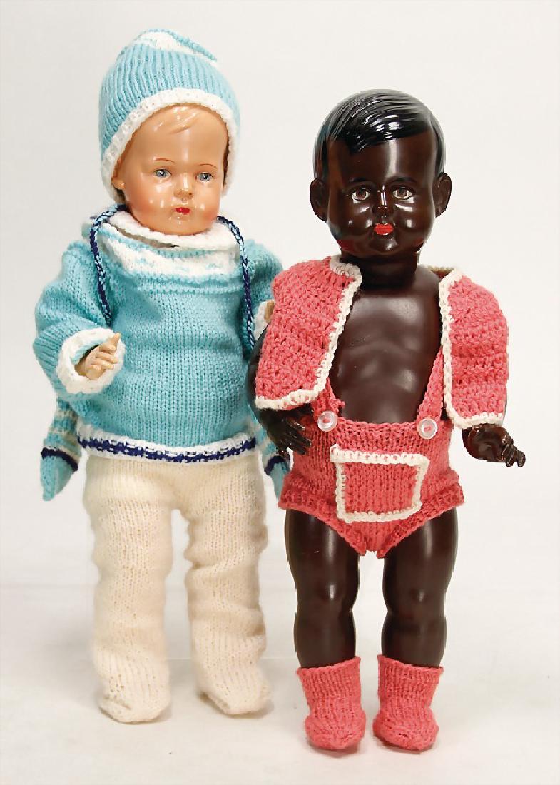 2 Celluloid-Kopfpuppen, 1x Bruno Schmidt, gem. 3640,: 2 Celluloid-Kopfpuppen, 1x Bruno Schmidt, gem. 3640, Vollkopf, gemalte Augen, 1x Minerva, dunkel gespritzt, gem. 36/37 German Description 2 Celluloid-Kopfpuppen, 1x Bruno Schmidt, gem. 3640, Vollkopf,